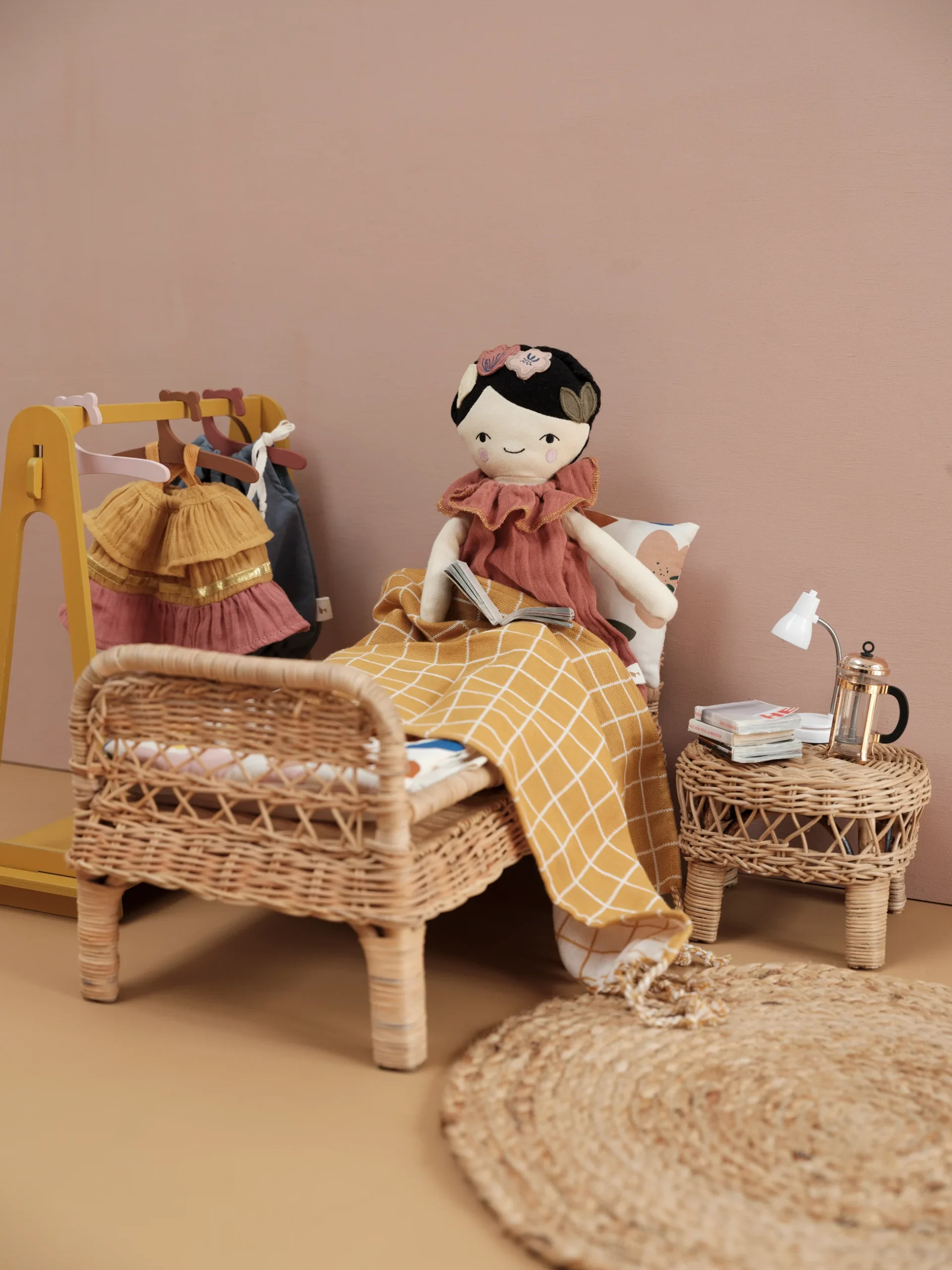 Fabelab - Lit de poupée en rotin – Image 3