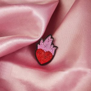 Broche brodée - Coeur enflammé mini