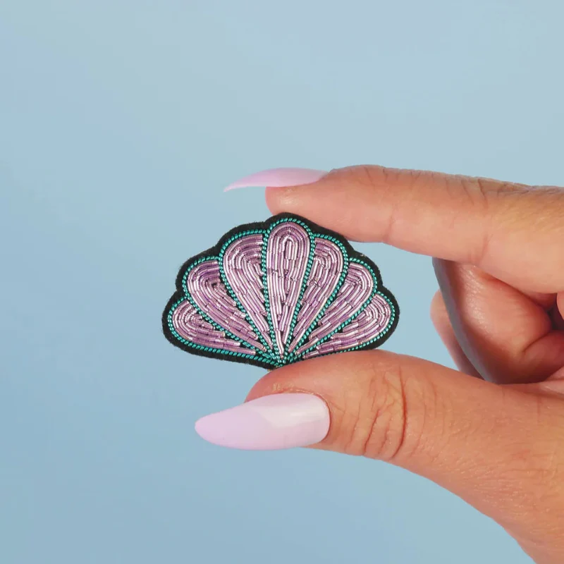 Broche brodée - Coquillage irisé