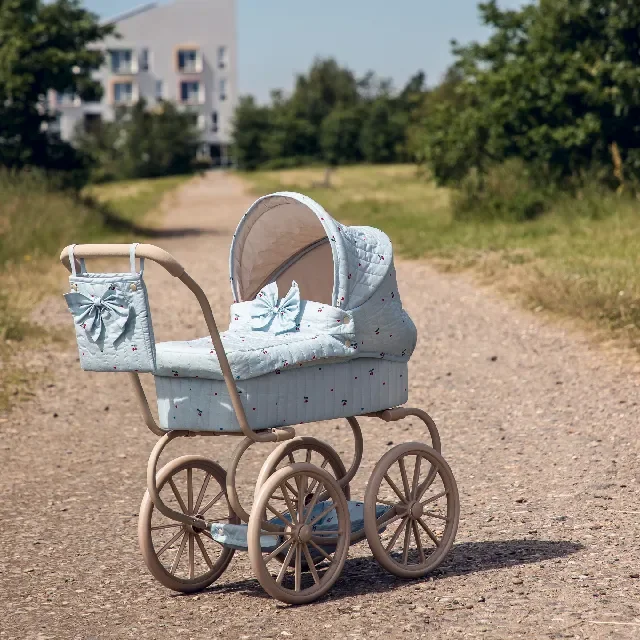 Konges Slojd - Landau pour poupée Minnie Bow - Cherry Blue Coeur – Image 3