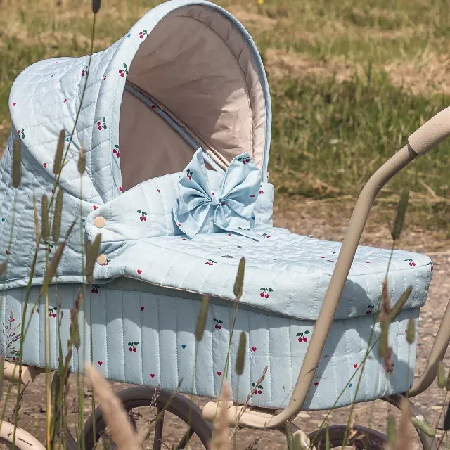 Konges Slojd - Landau pour poupée Minnie Bow - Cherry Blue Coeur – Image 6