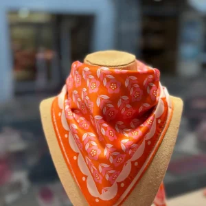 Foulard en satin orange Cité Candide