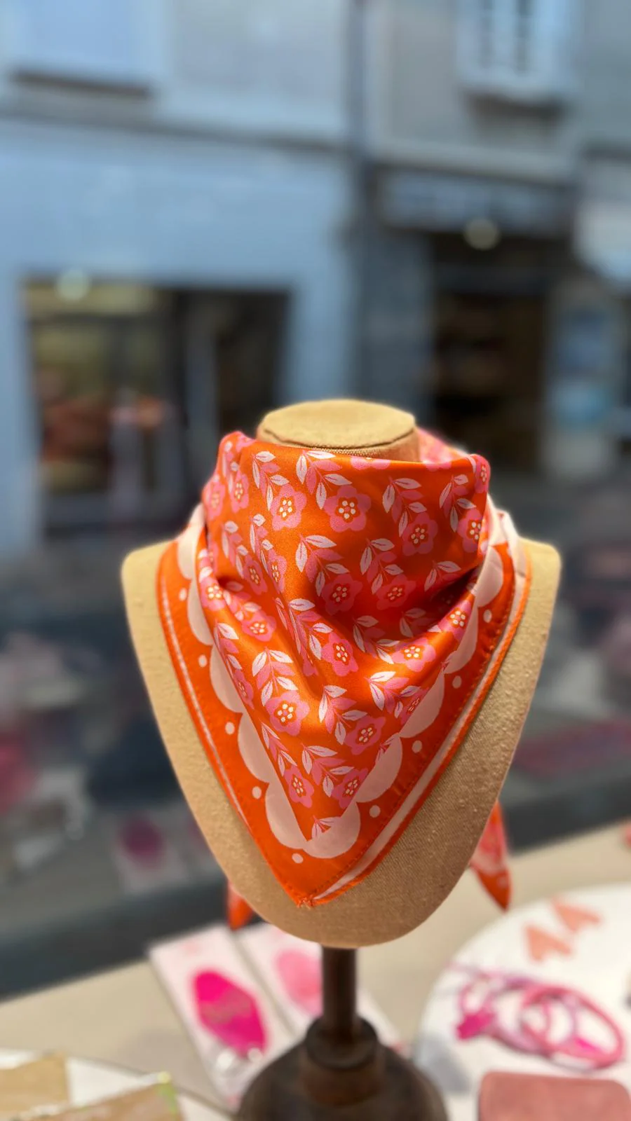 Foulard en satin orange Cité Candide