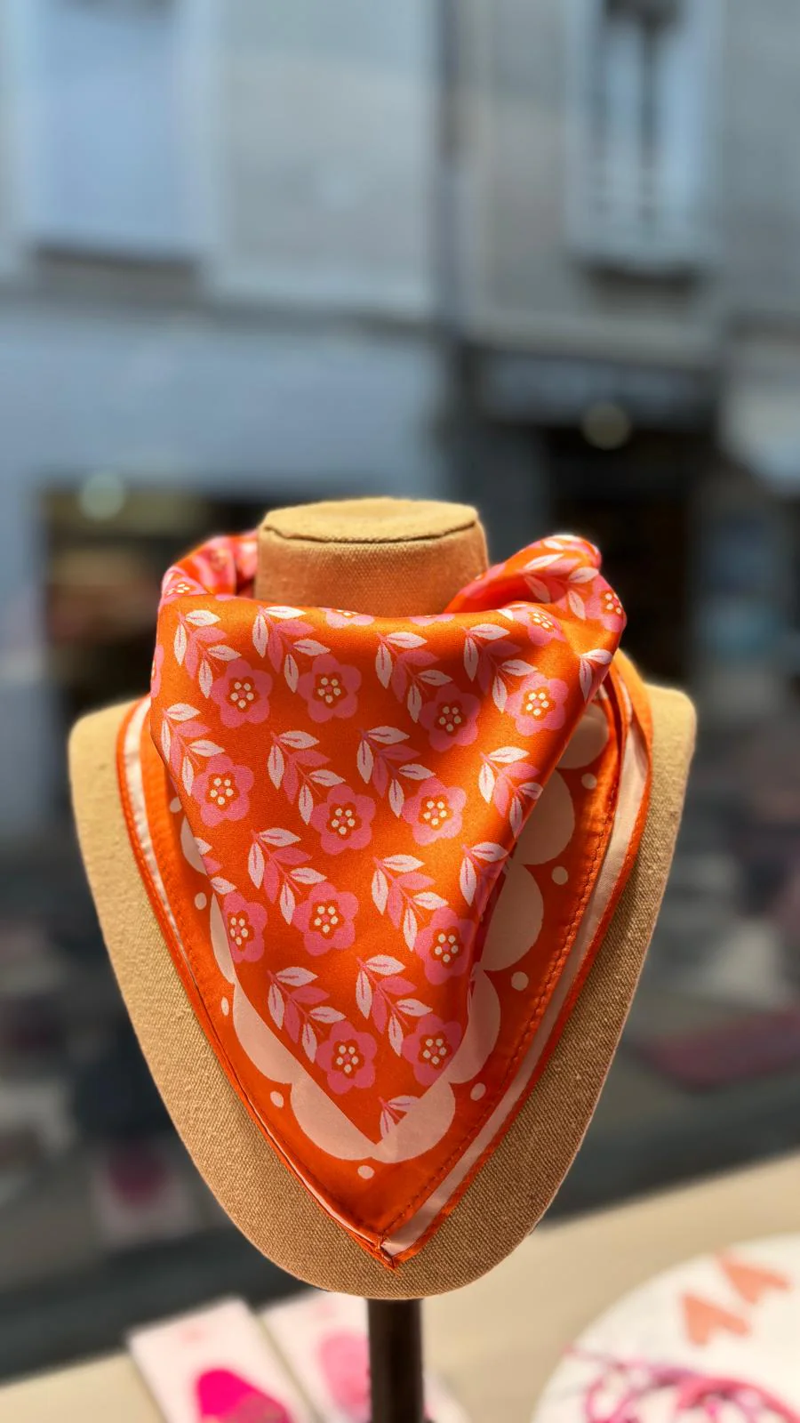 Foulard en satin orange Cité Candide – Image 3